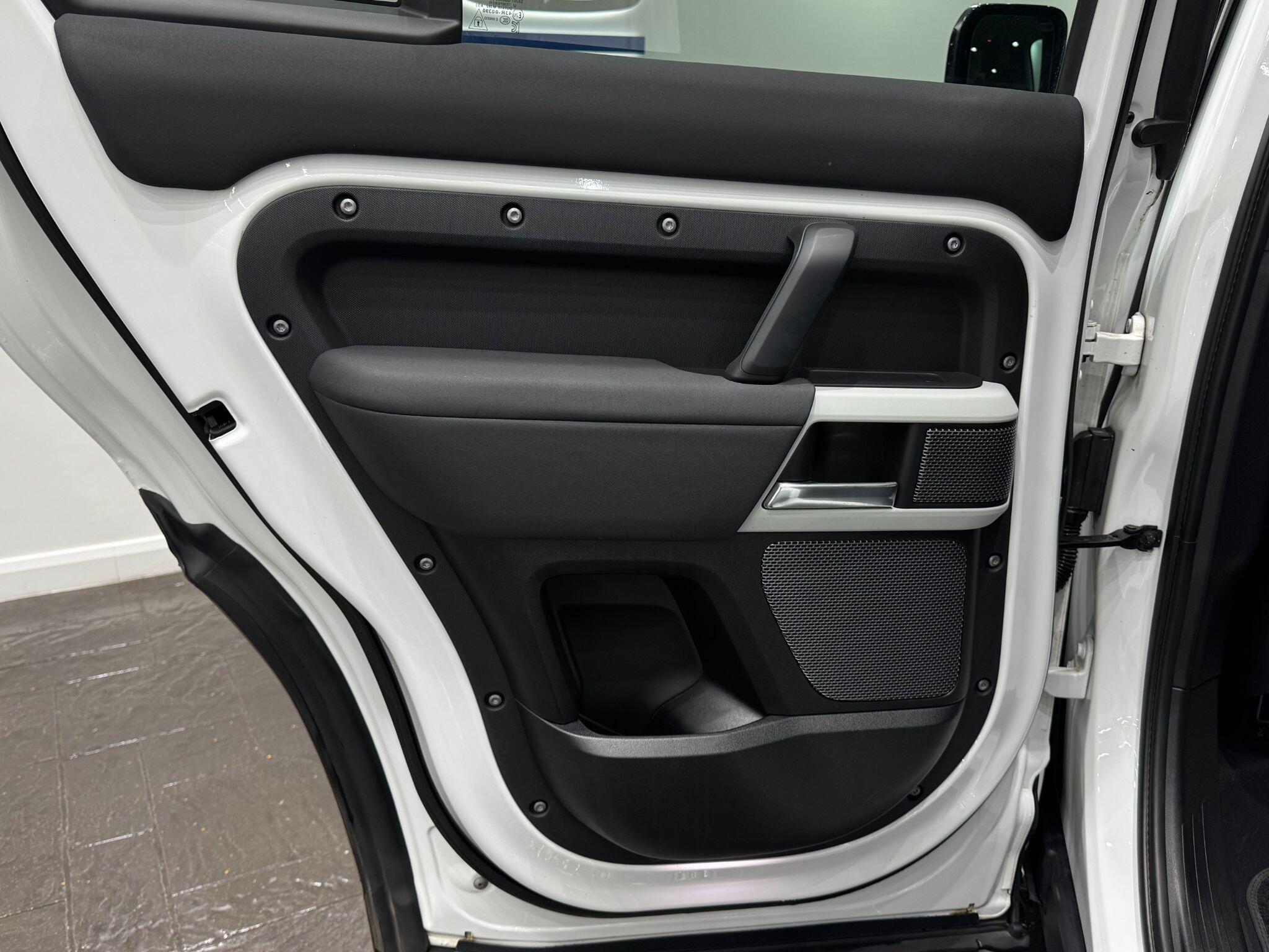 Land Rover Defender view 31