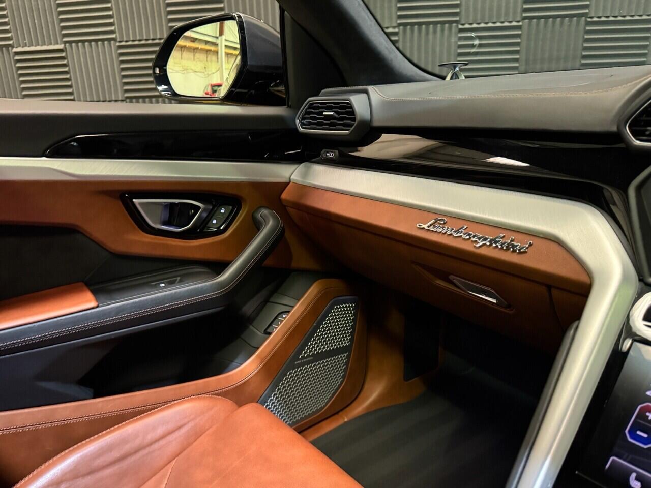 Lamborghini Urus view 16