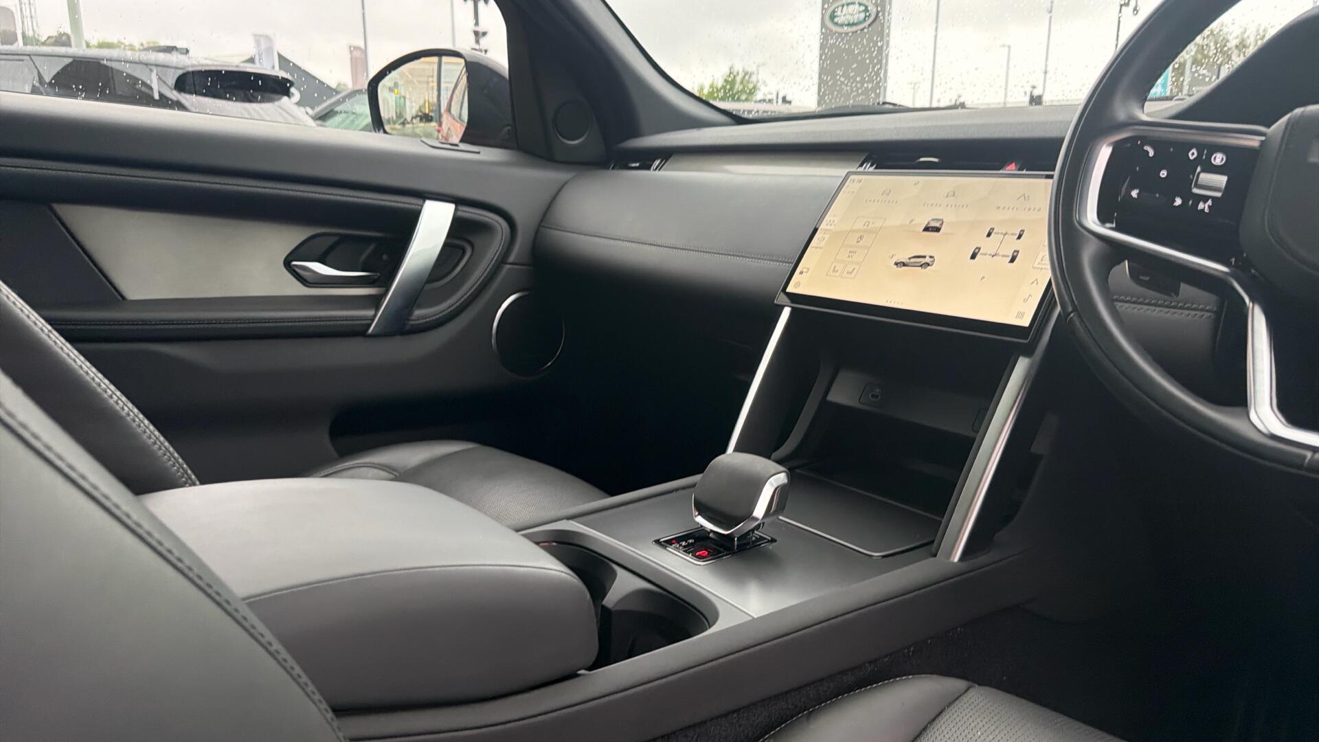 Land Rover Discovery Sport view 39