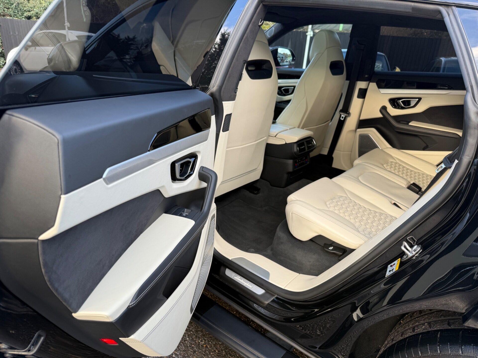 Lamborghini Urus view 33
