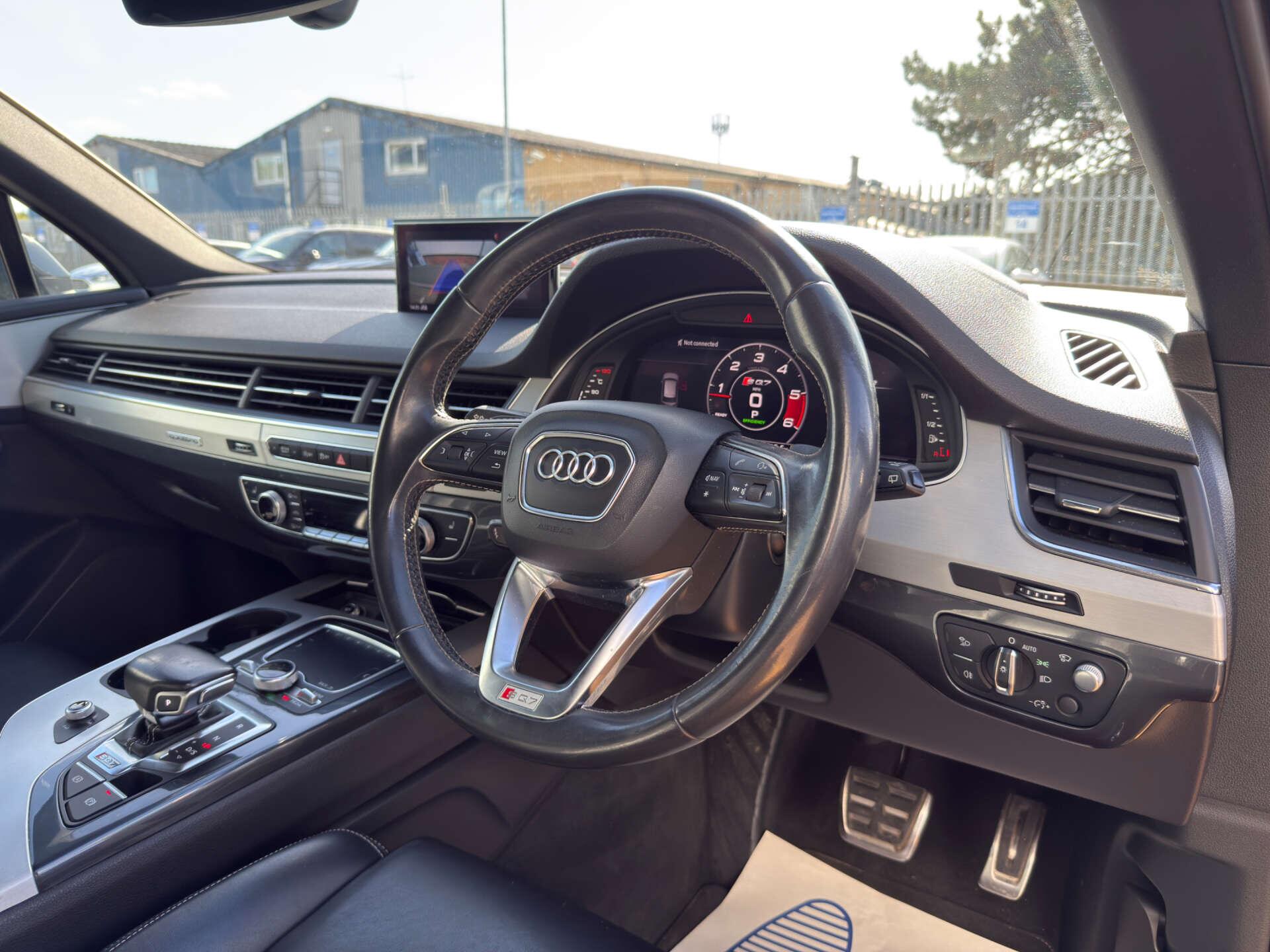 Audi SQ7 view 14
