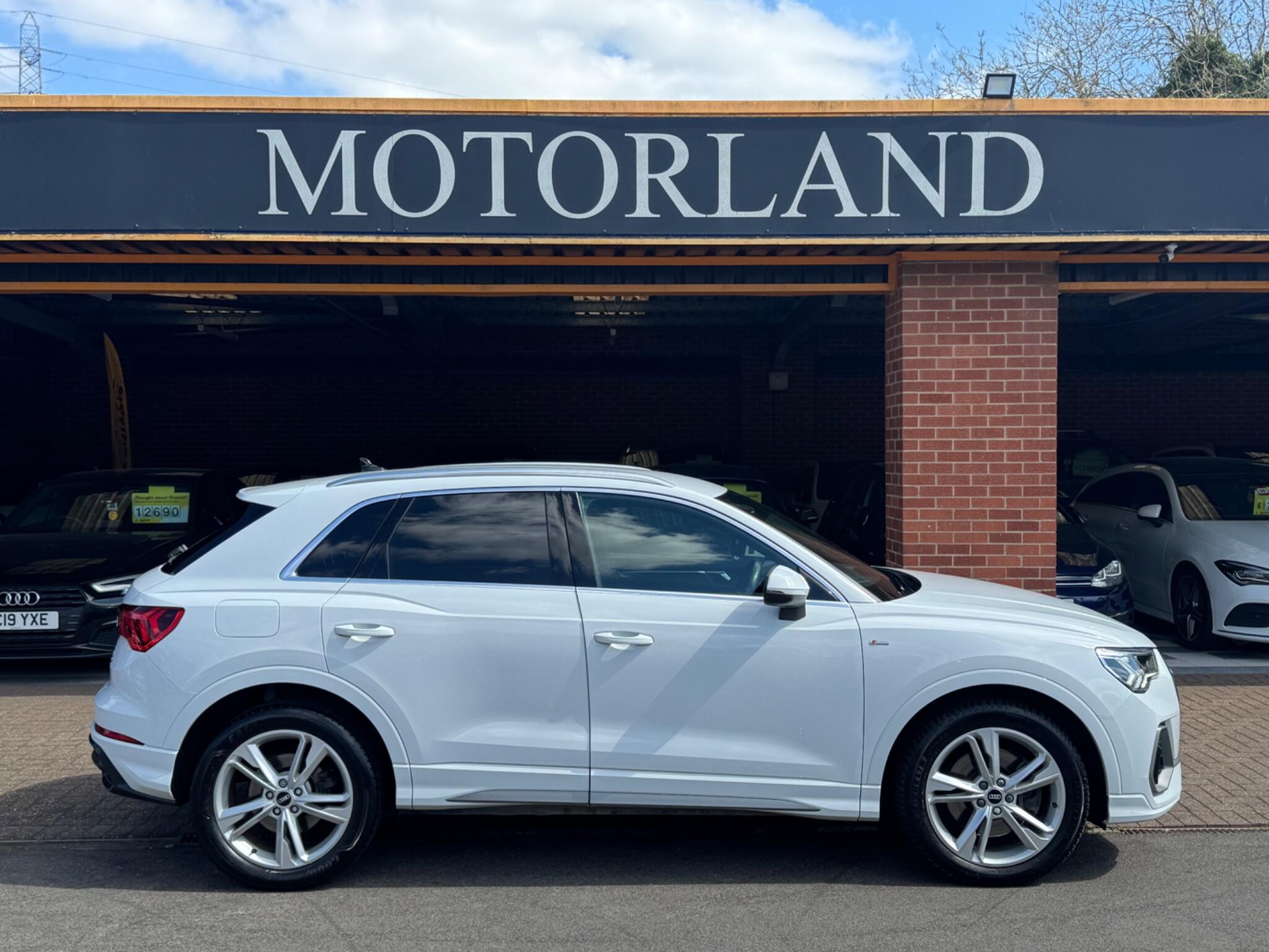 Audi Q3 view 5