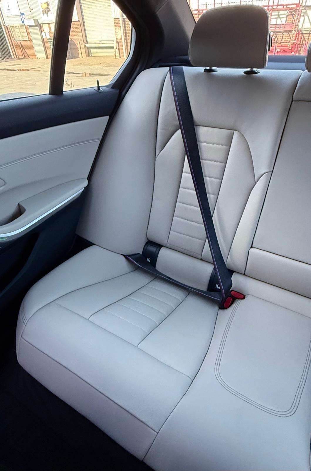 BMW 3 Series view 24