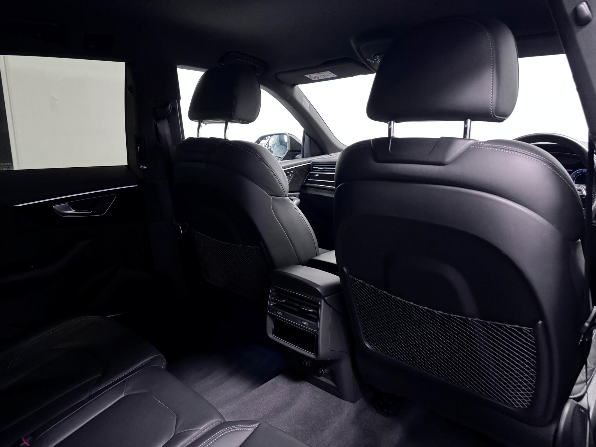 Audi Q8 view 24