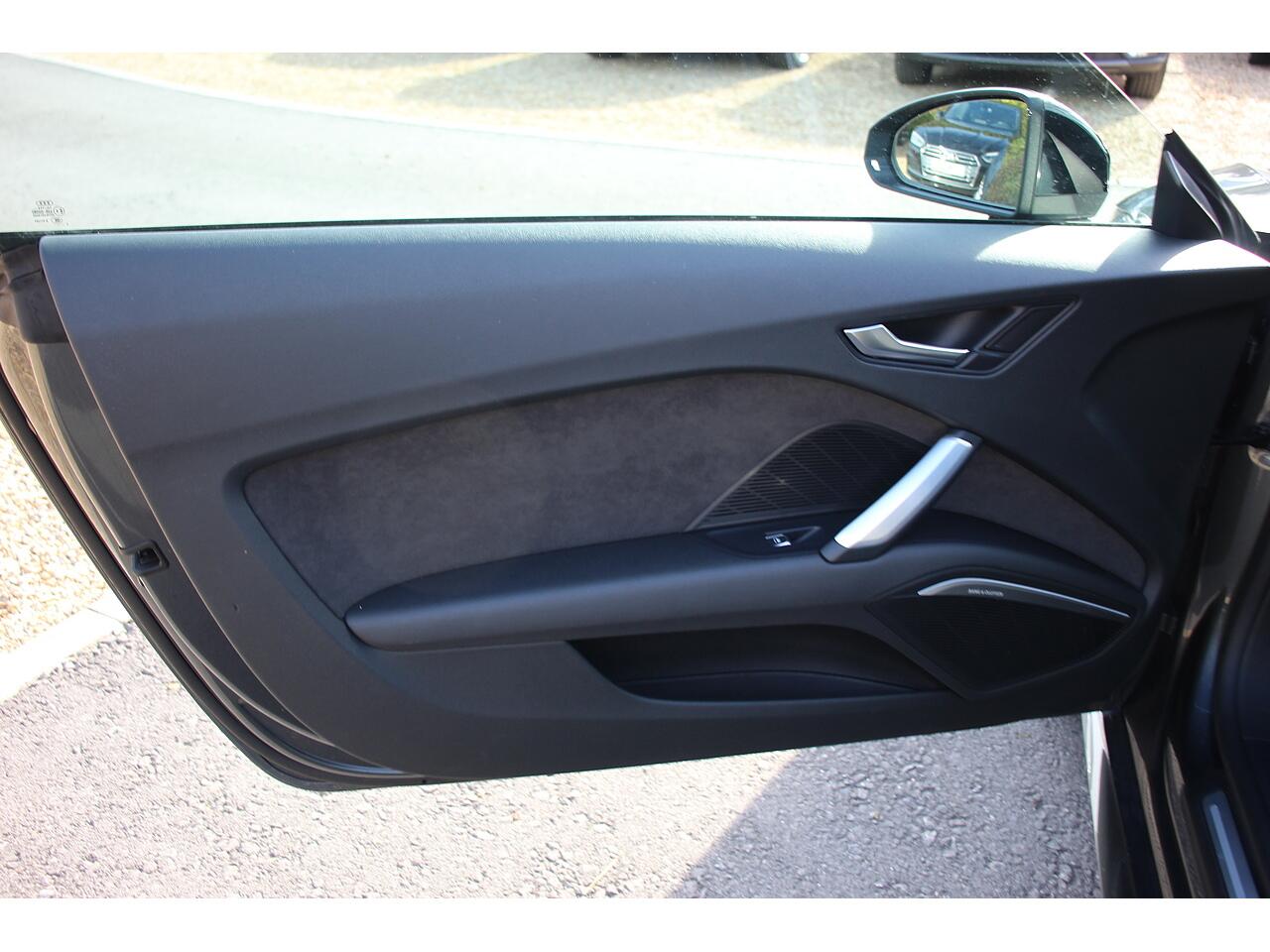 Audi TT view 32