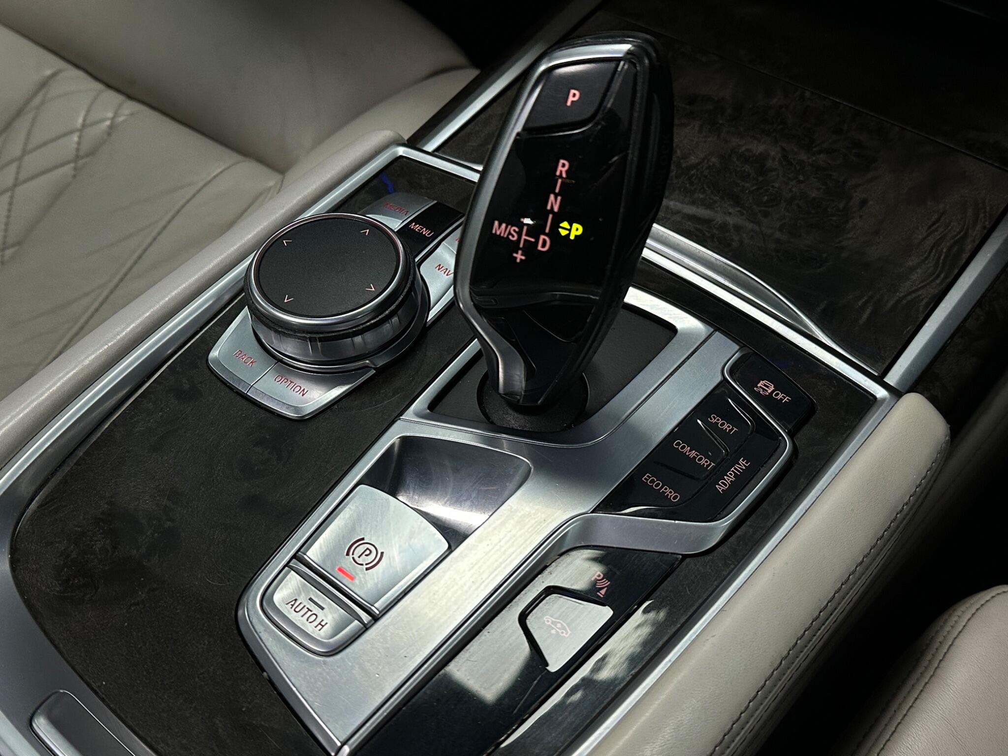 BMW 7 Series view 24