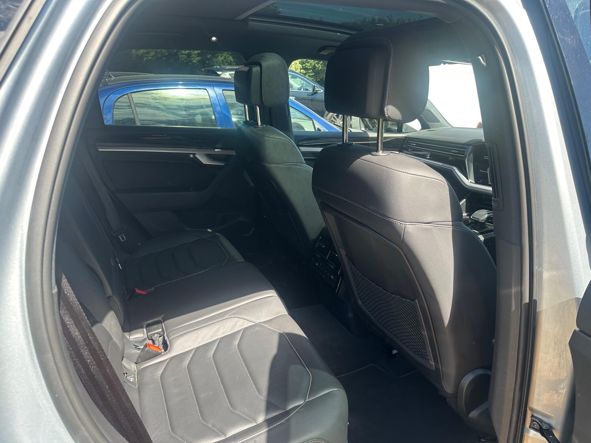Volkswagen Touareg view 14