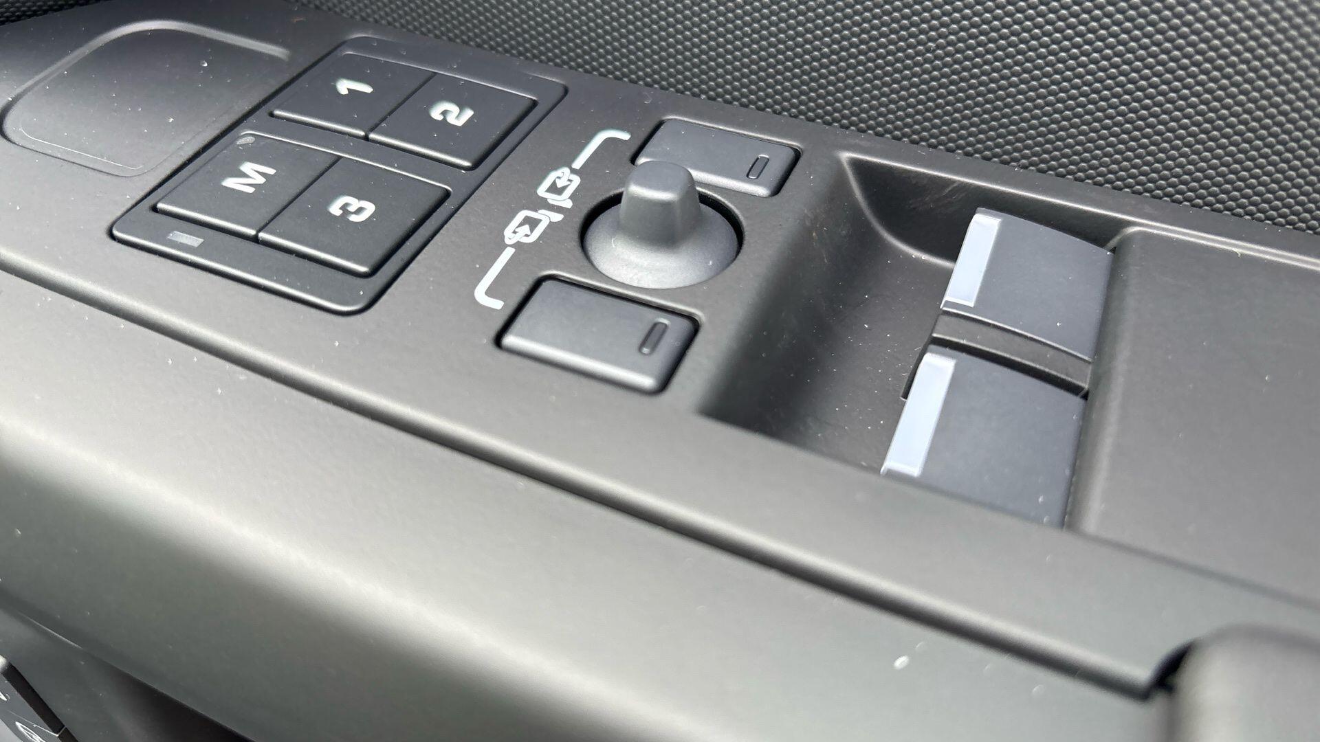 Land Rover Defender view 15