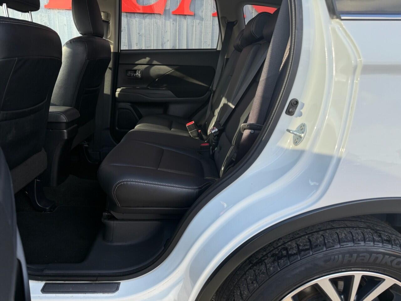 Mitsubishi Outlander view 3