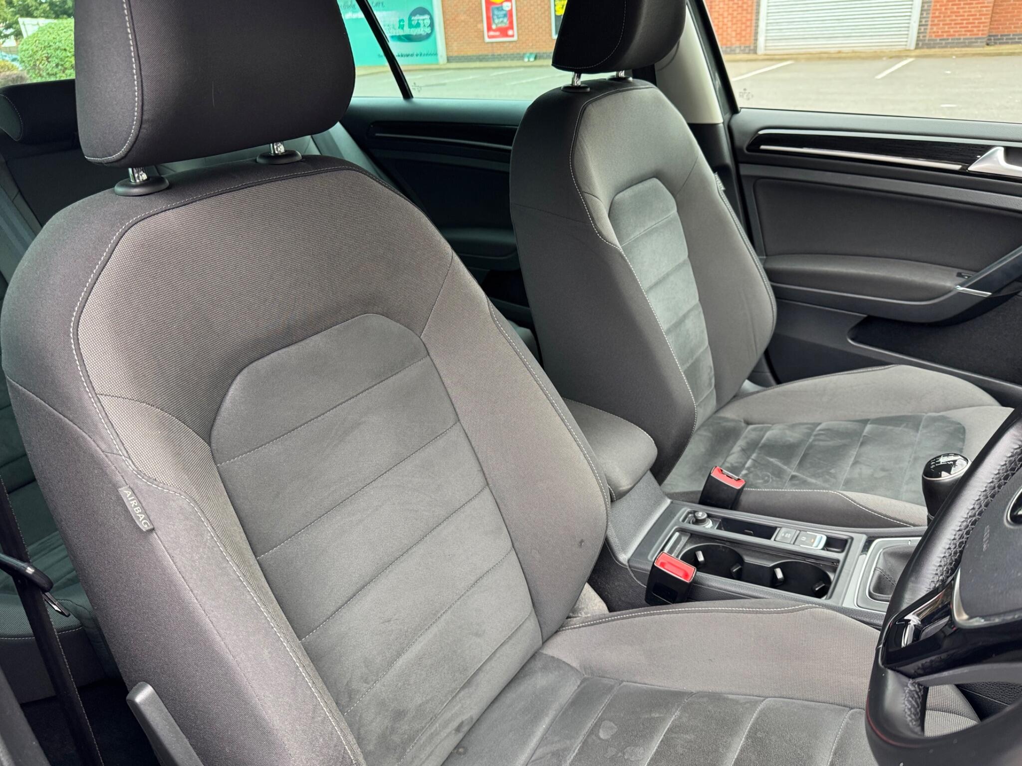Volkswagen Golf view 24