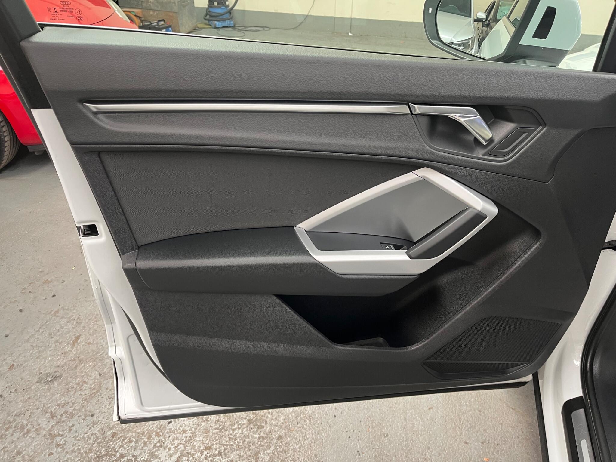 Audi Q3 view 42