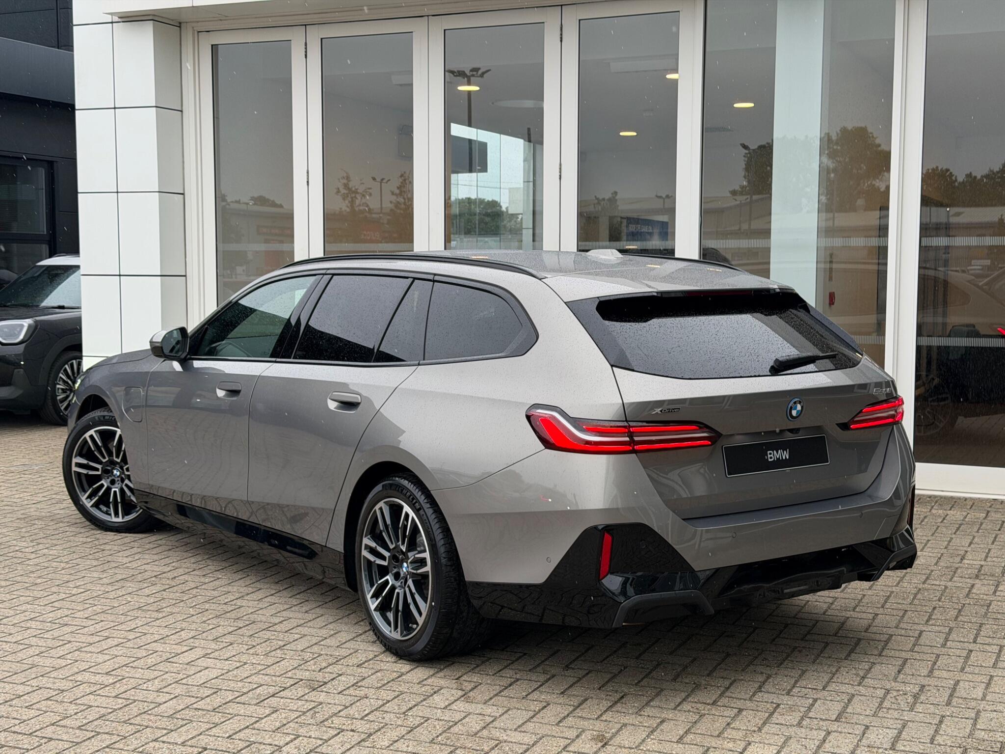 BMW 5 Series view 3