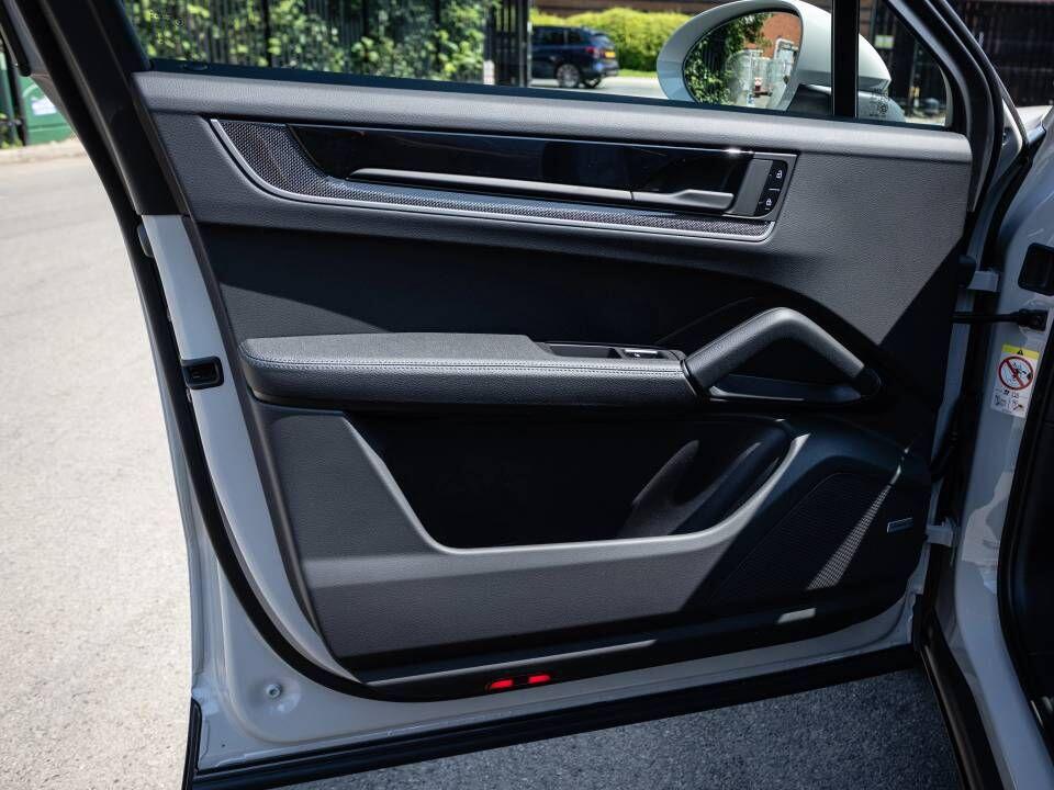 Porsche Cayenne view 59