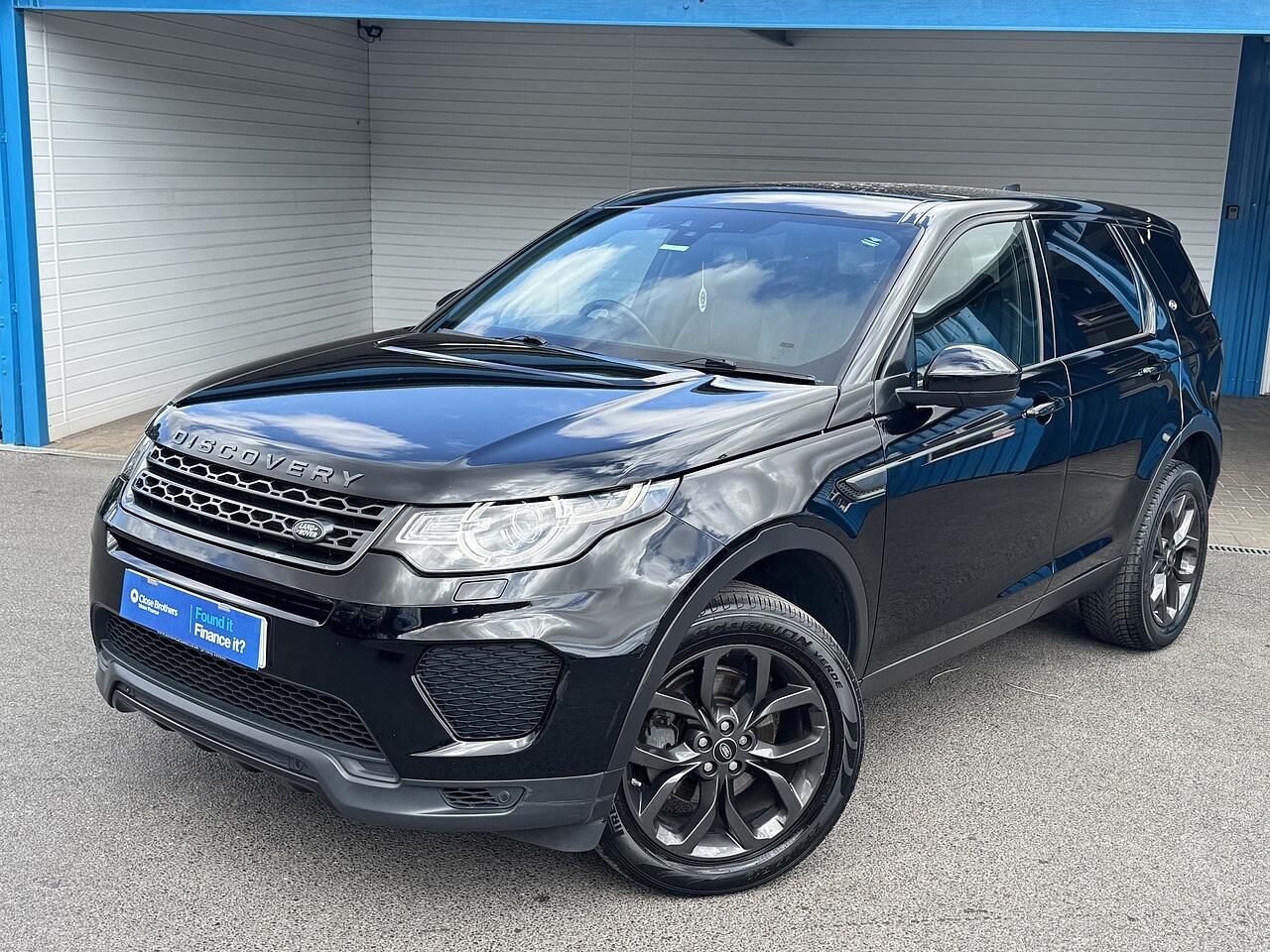 Land Rover Discovery Sport view 3