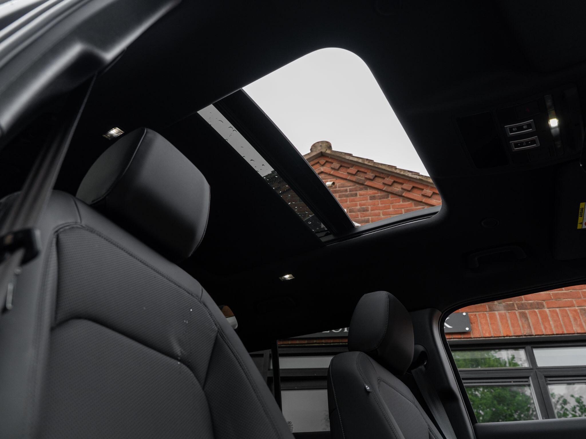 Land Rover Defender 110 view 53