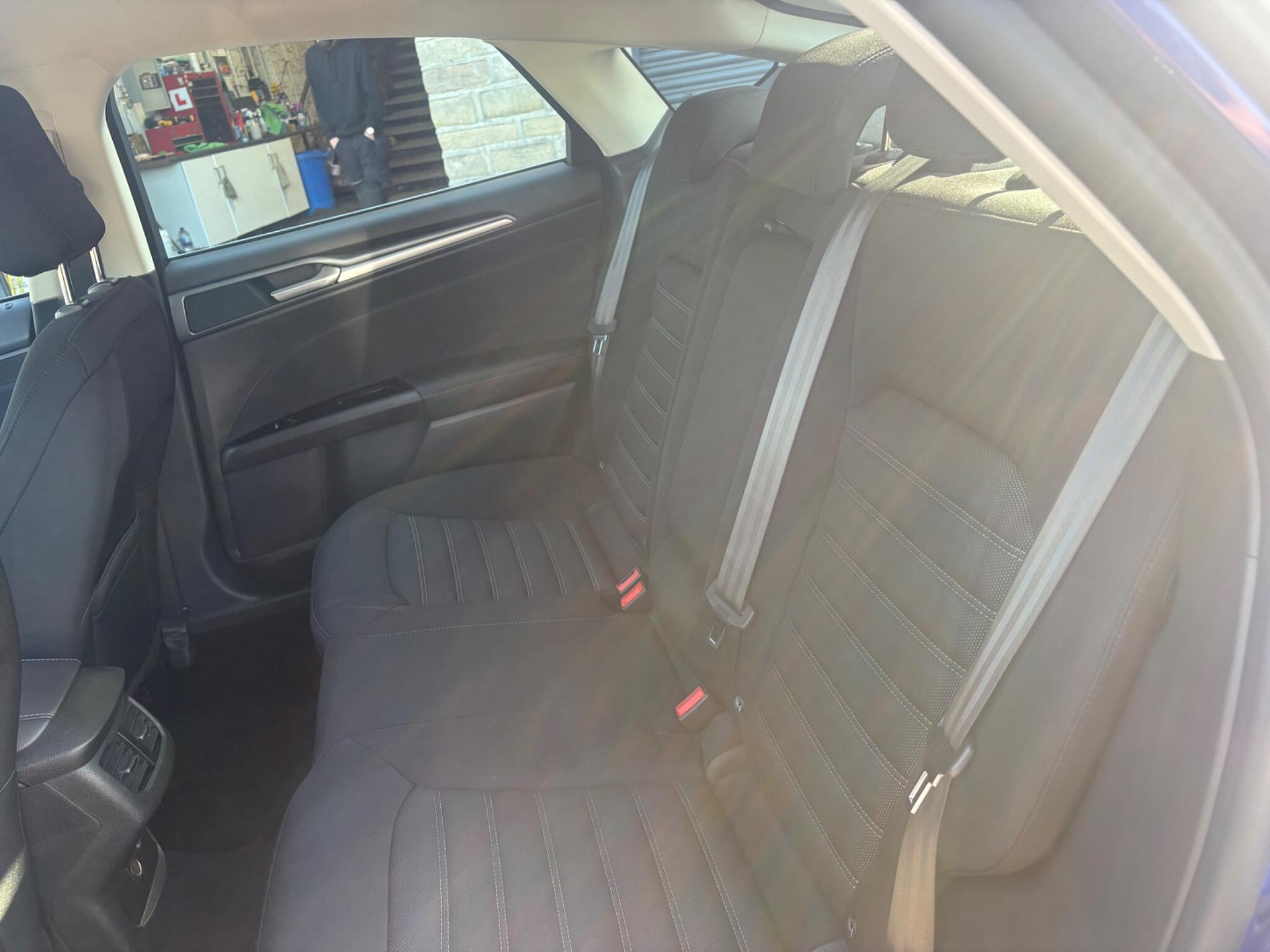 Ford Mondeo view 12