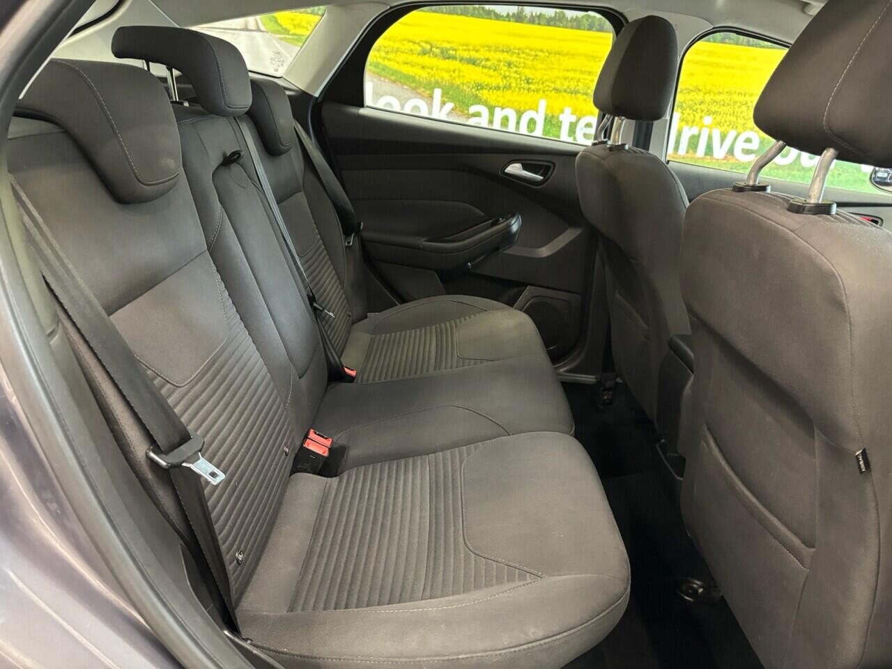 Ford Focus view 20