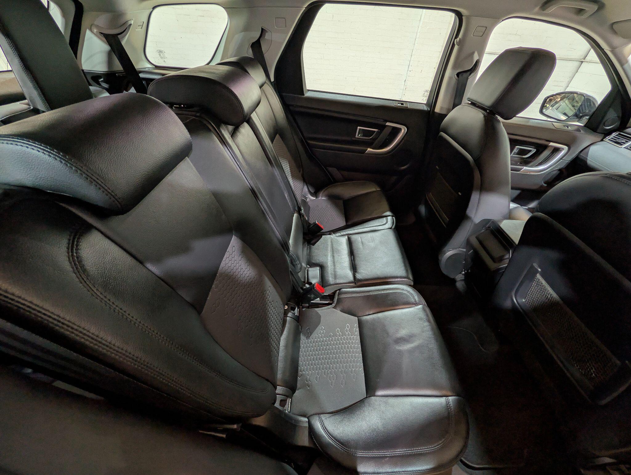 Land Rover Discovery Sport view 43