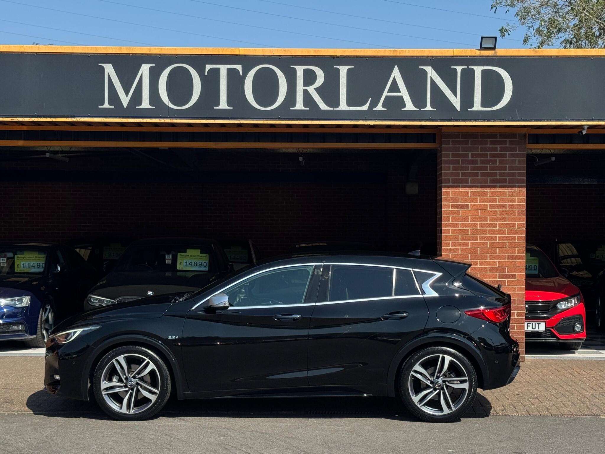 Infiniti Q30 view 5