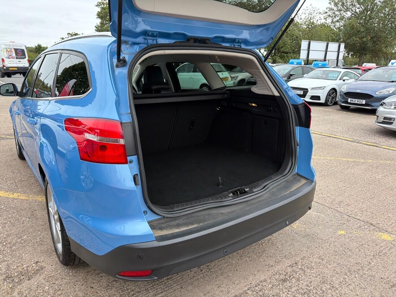 Ford Focus view 20