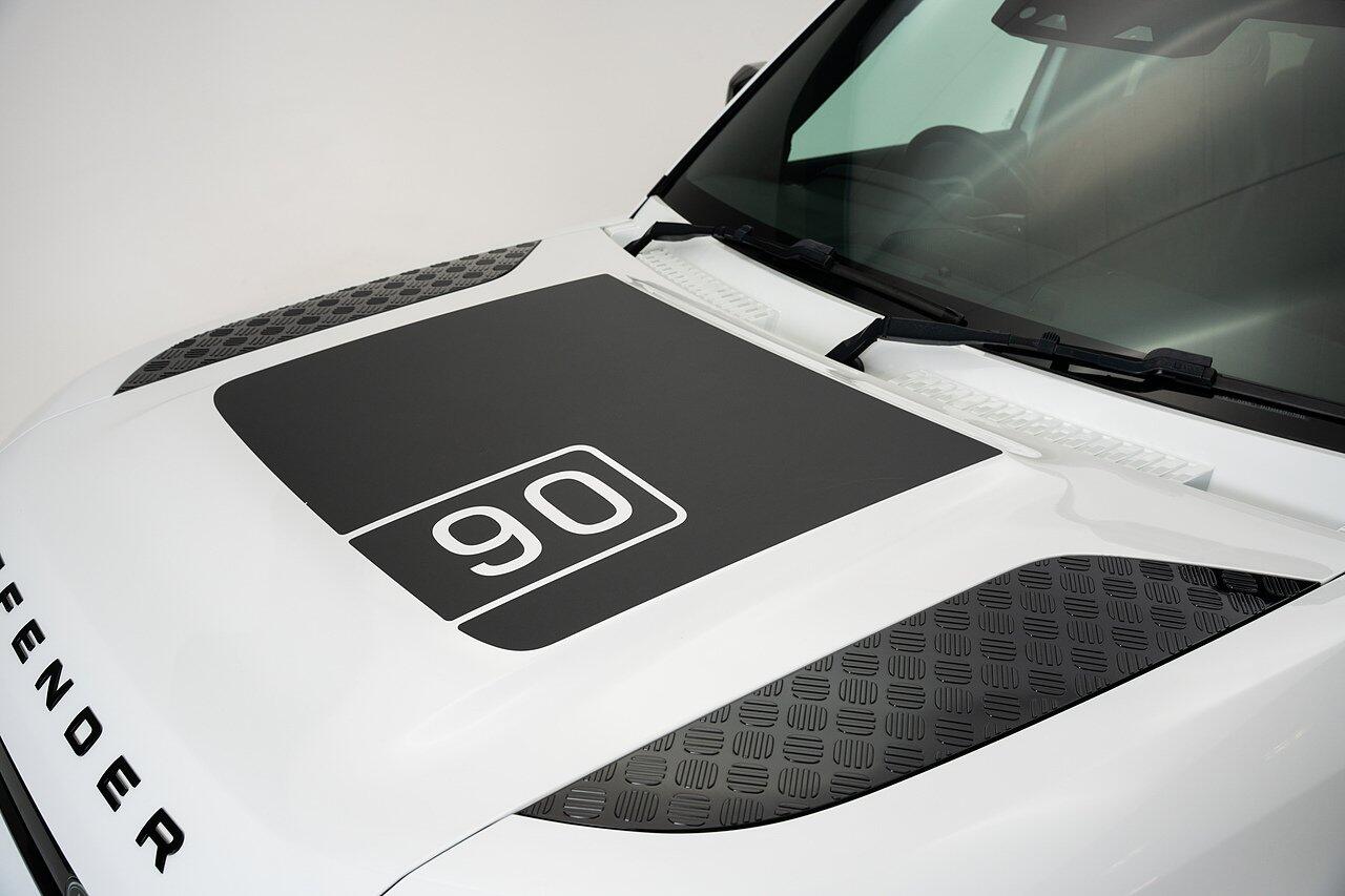 Land Rover Defender 90 view 26