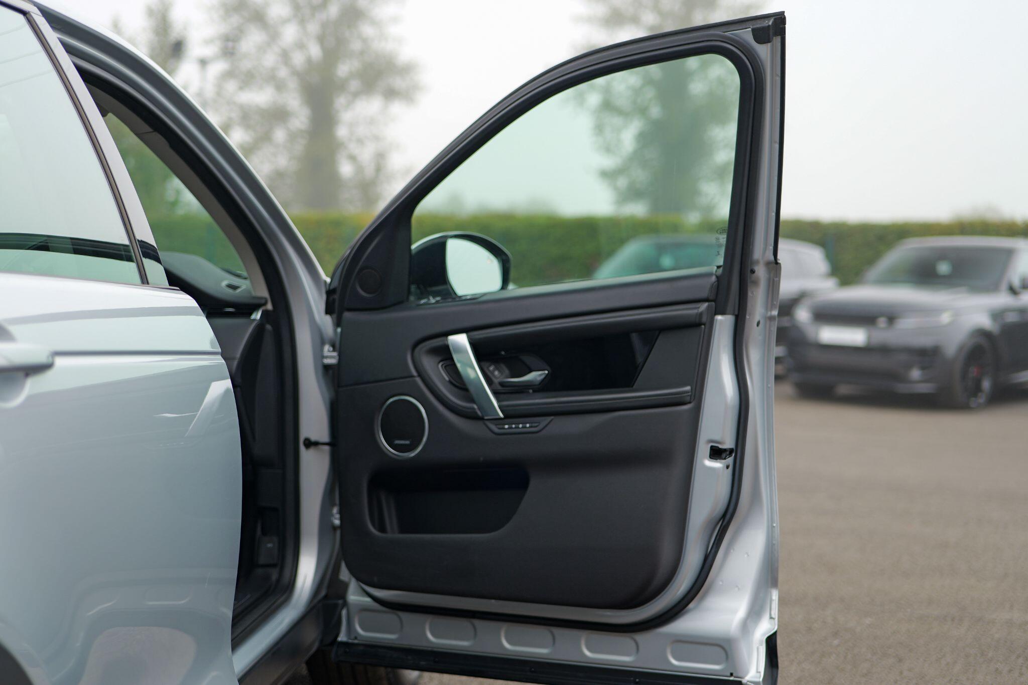 Land Rover Discovery Sport view 32