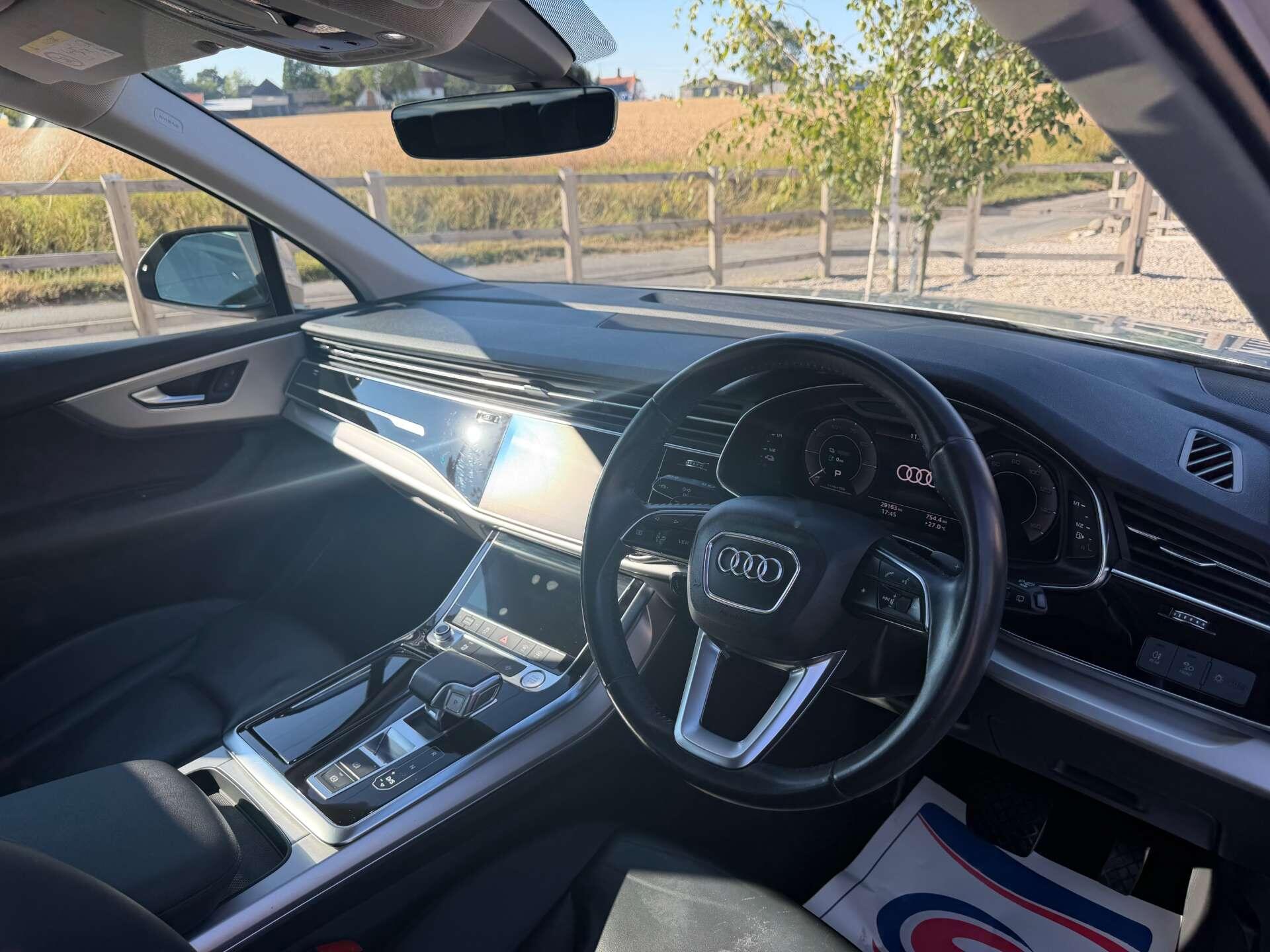Audi Q7 view 16