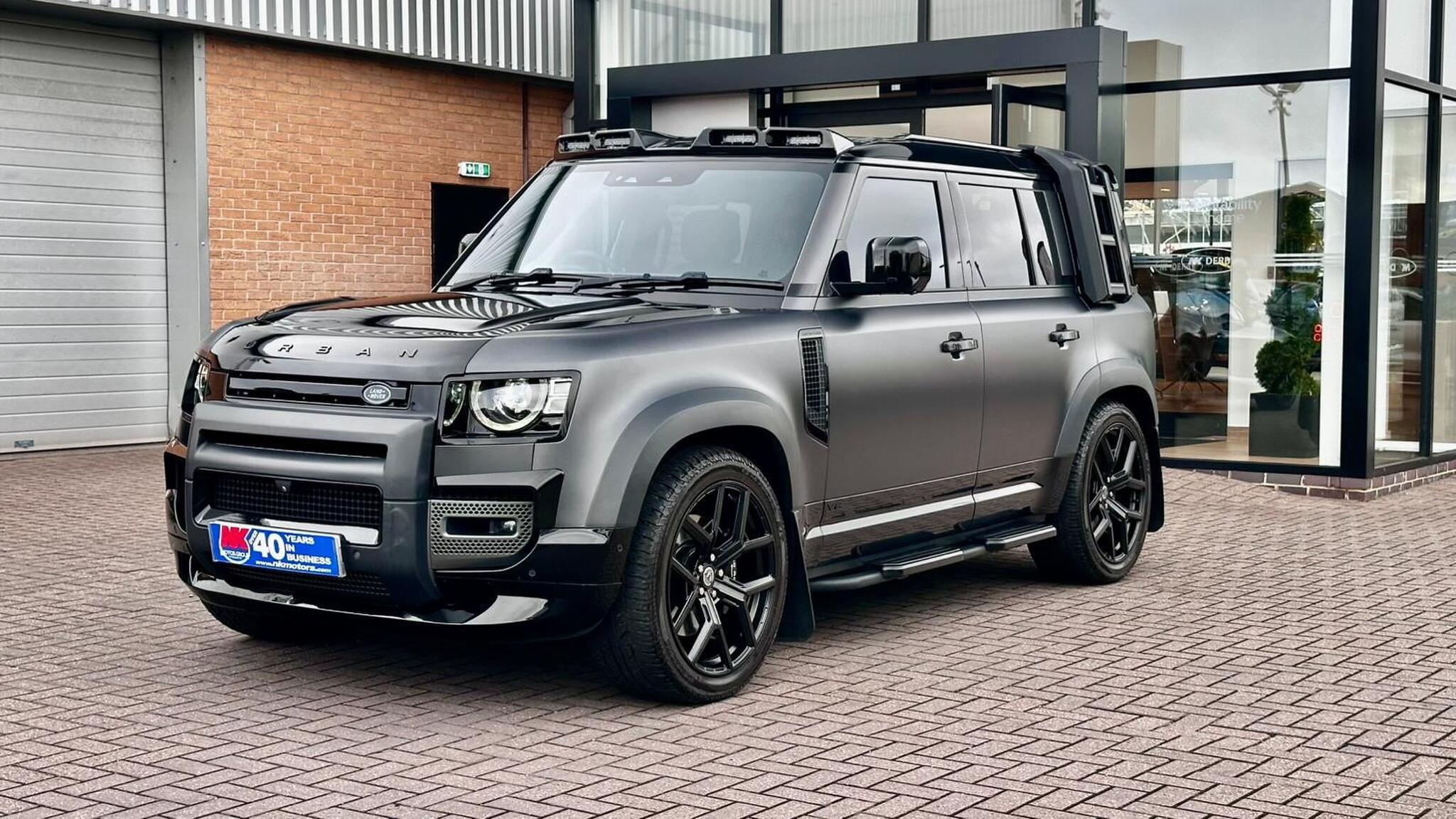 Land Rover Defender 110 view 15