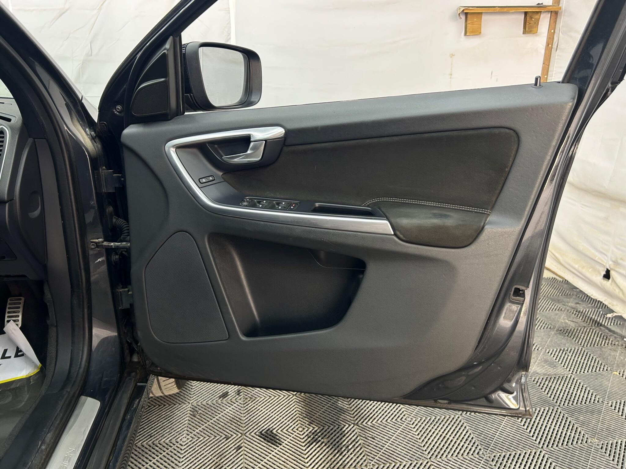 Volvo XC60 view 23