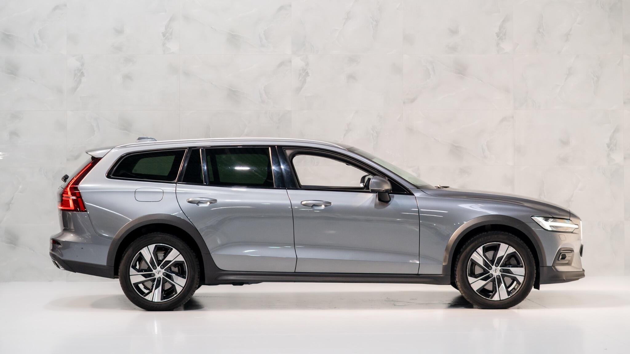 Volvo V60 Cross Country view 7