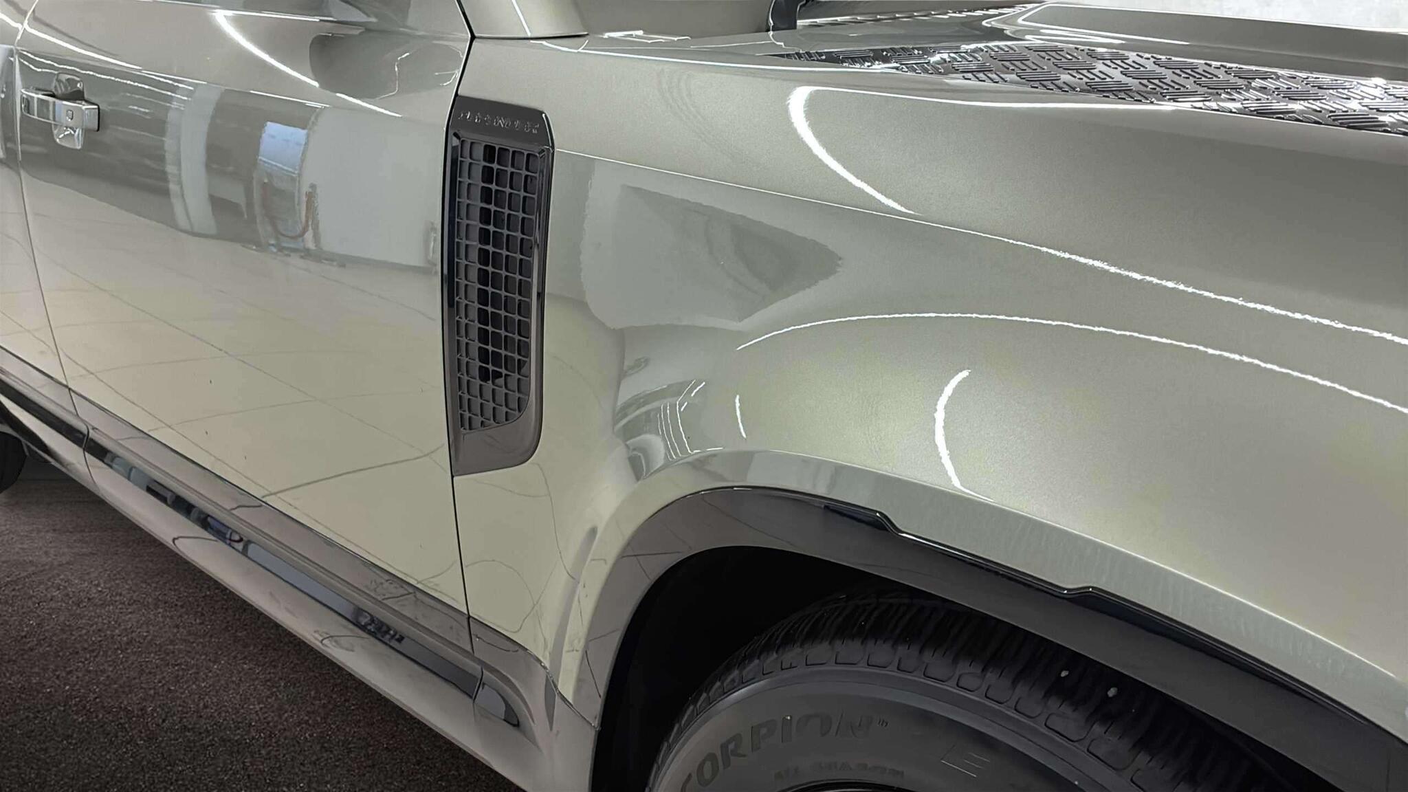 Land Rover Defender view 22