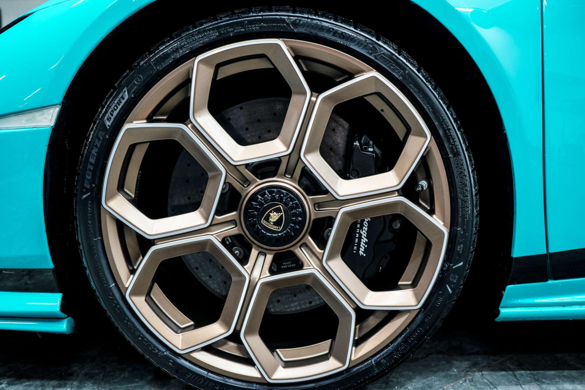 Lamborghini Huracan view 12