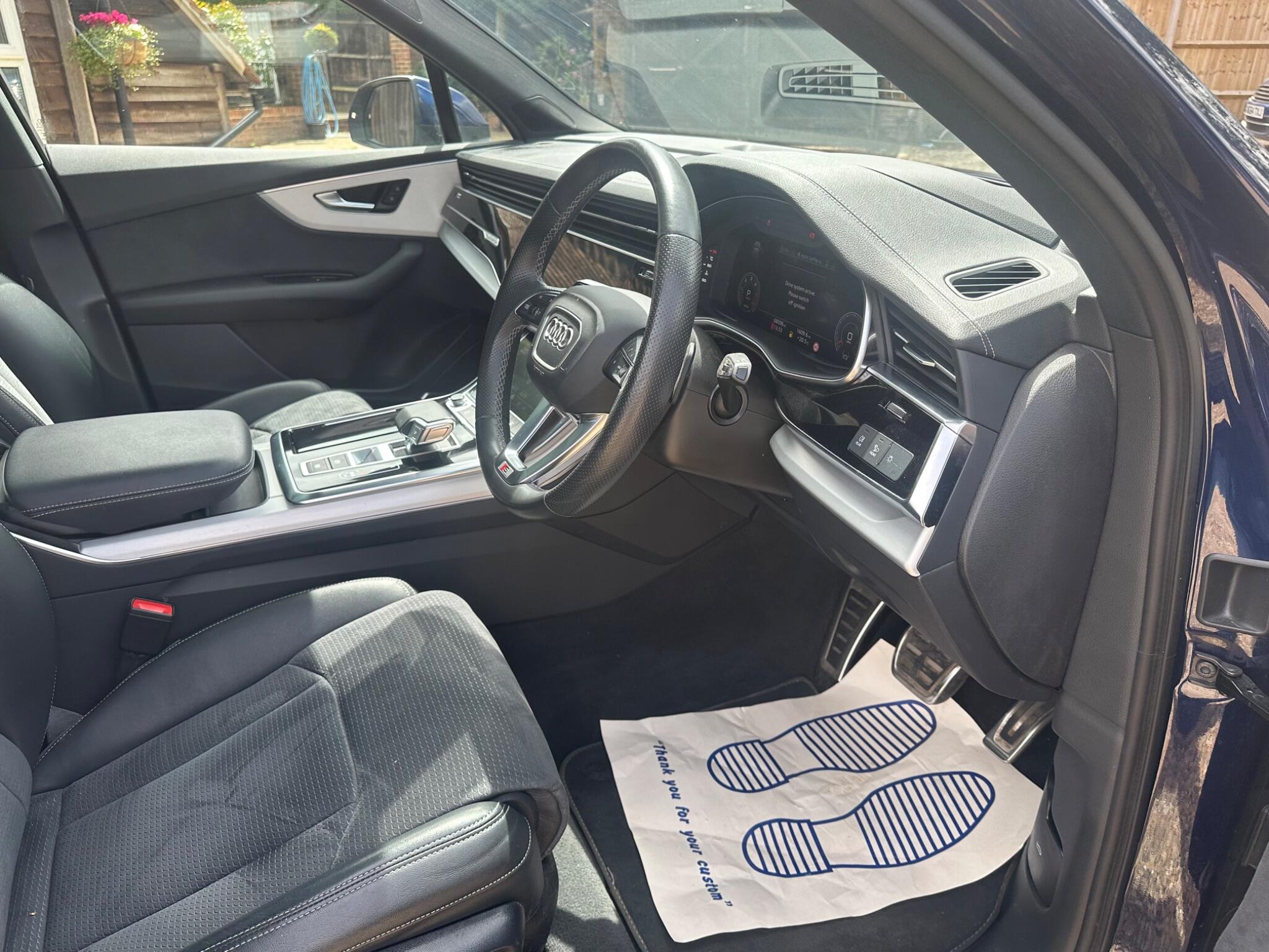 Audi Q7 view 24