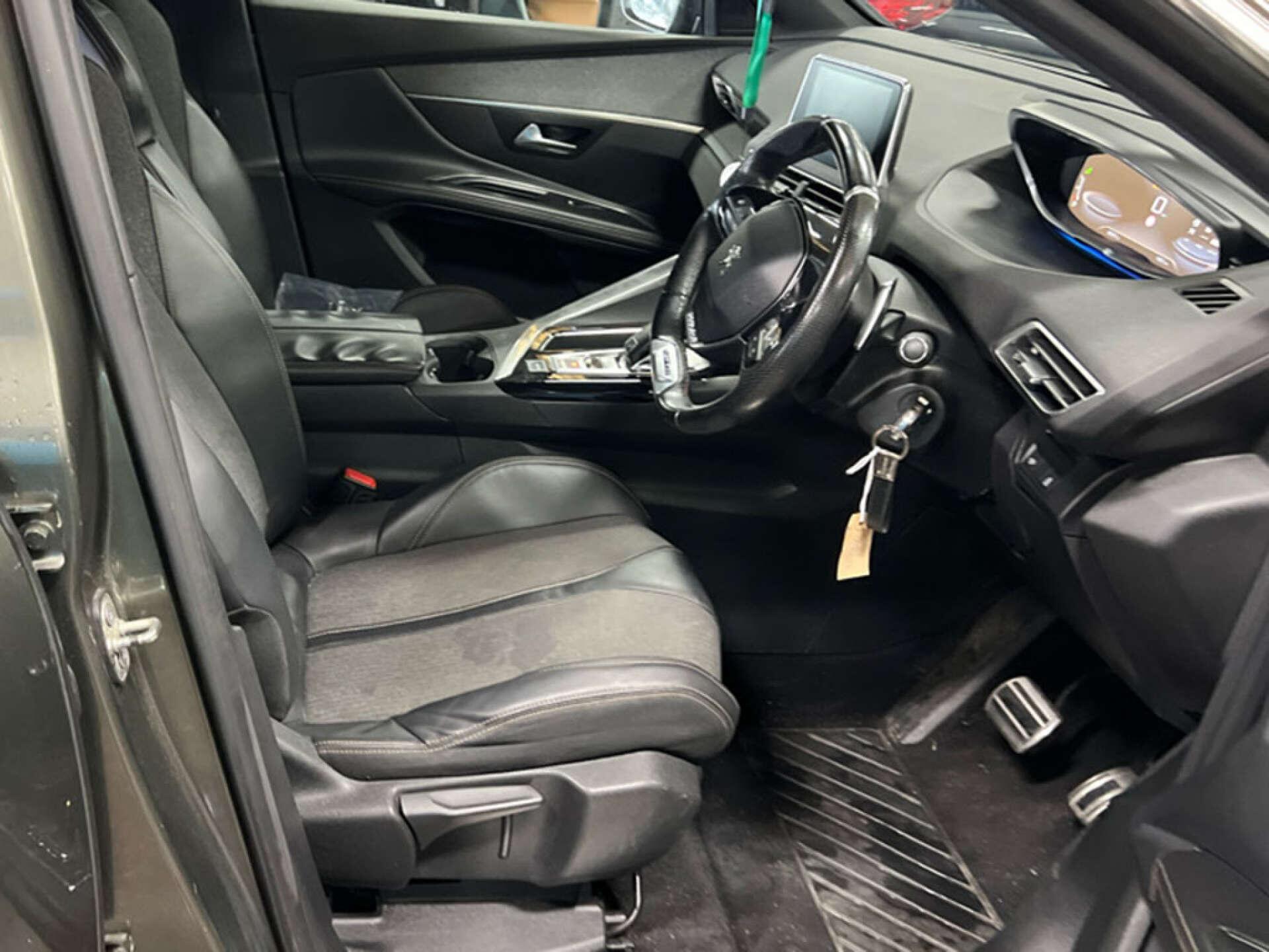 Peugeot 5008 view 2