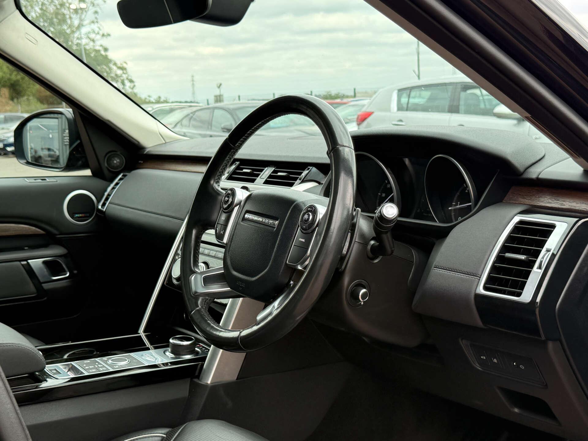 Land Rover Discovery view 50