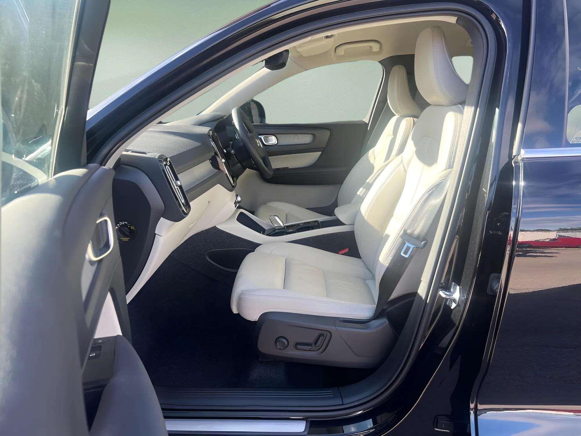 Volvo XC40 view 5
