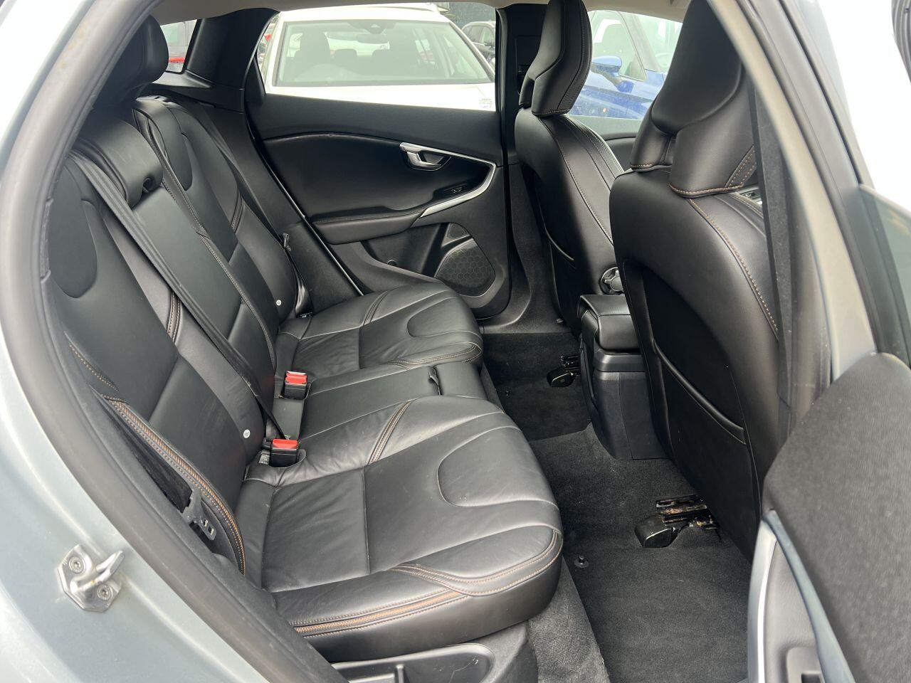 Volvo V40 Cross Country view 17