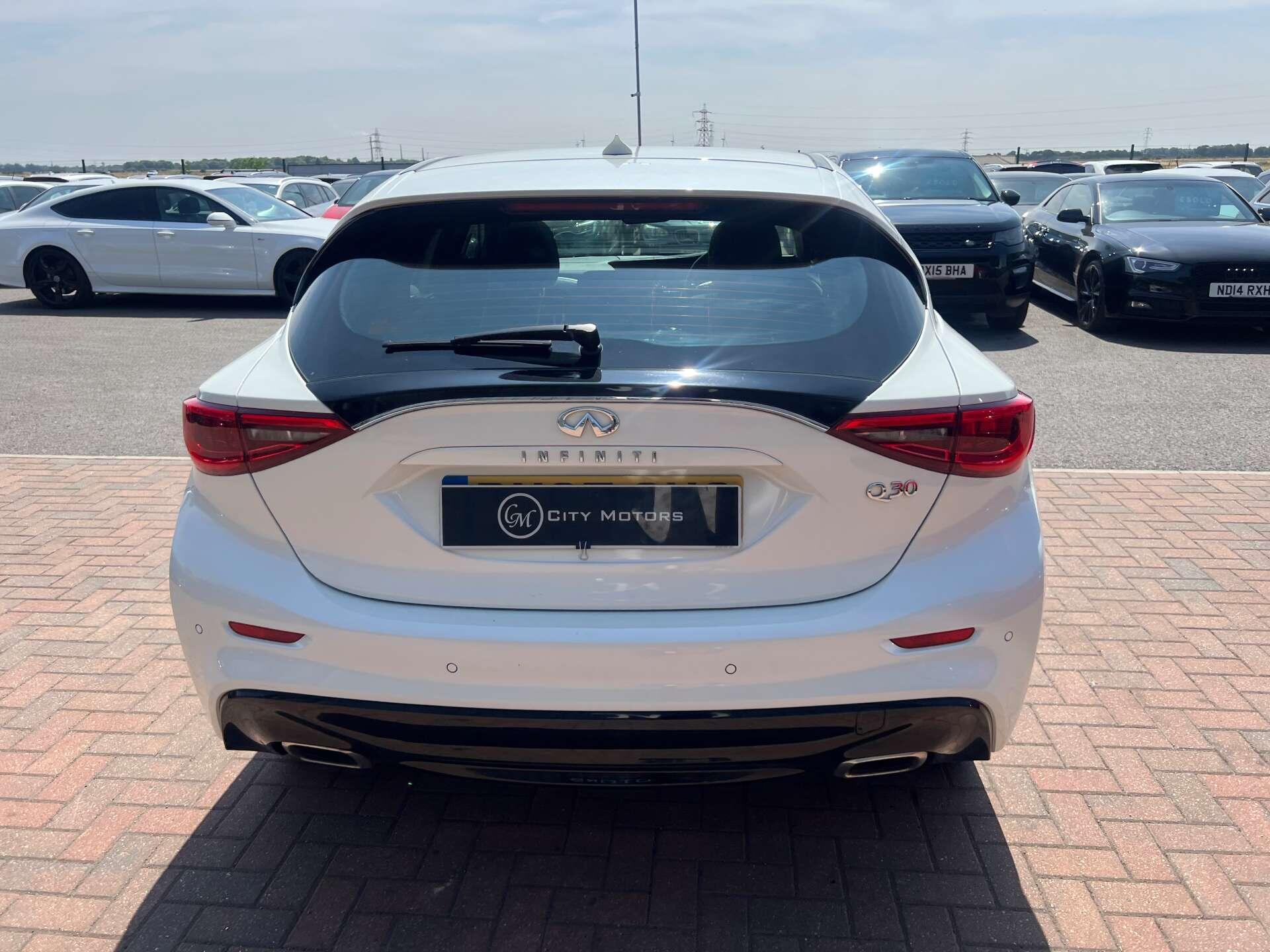 Infiniti Q30 view 11
