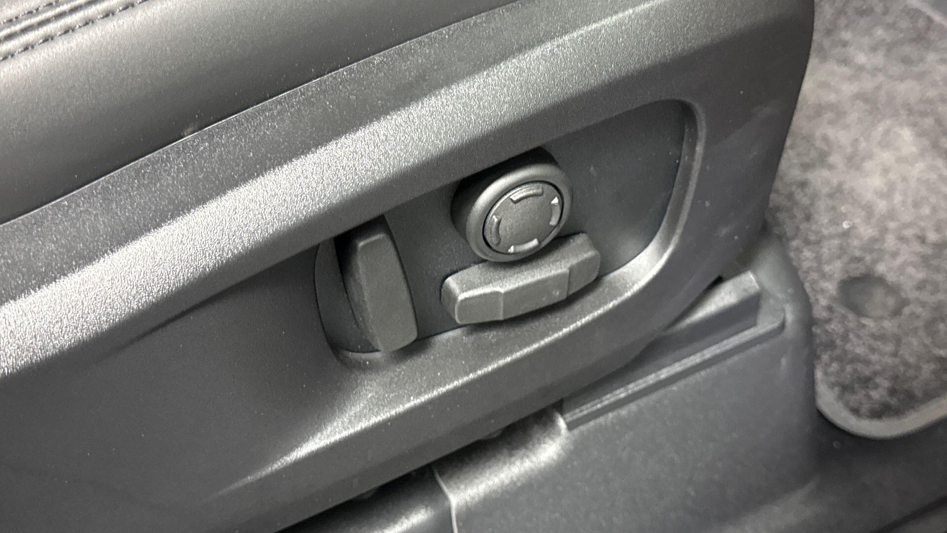Land Rover Defender view 27