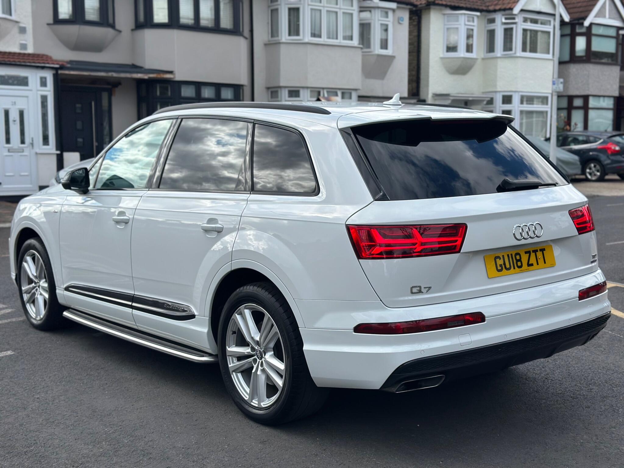 Audi Q7 view 4