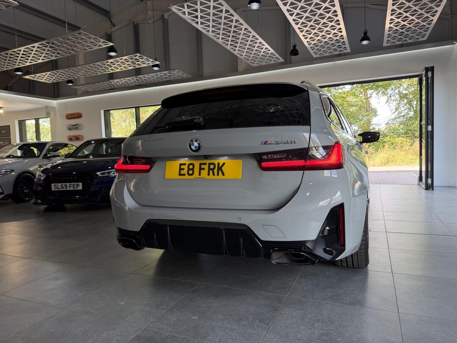 BMW 3 Series view 44