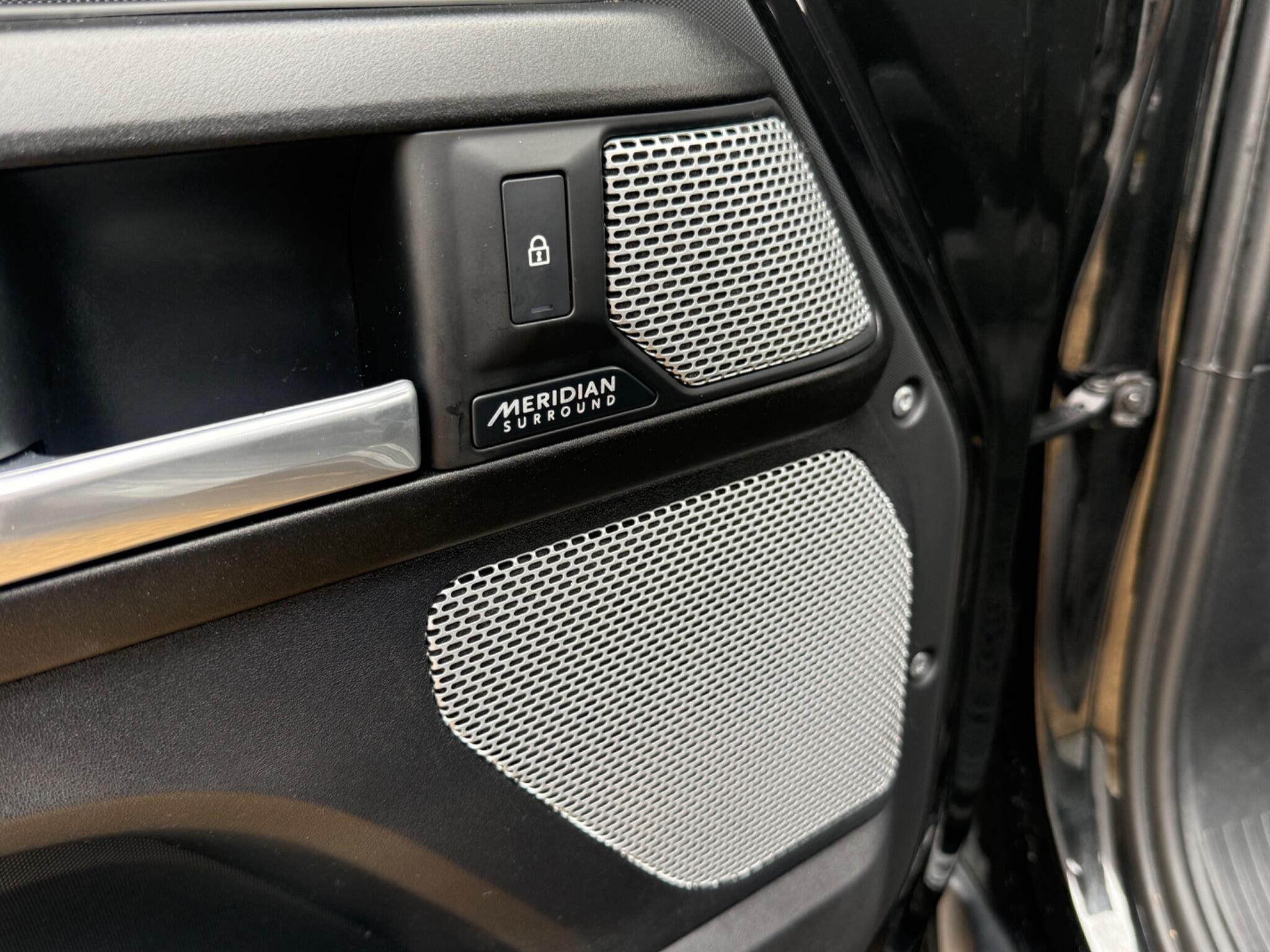 Land Rover Defender 130 view 52