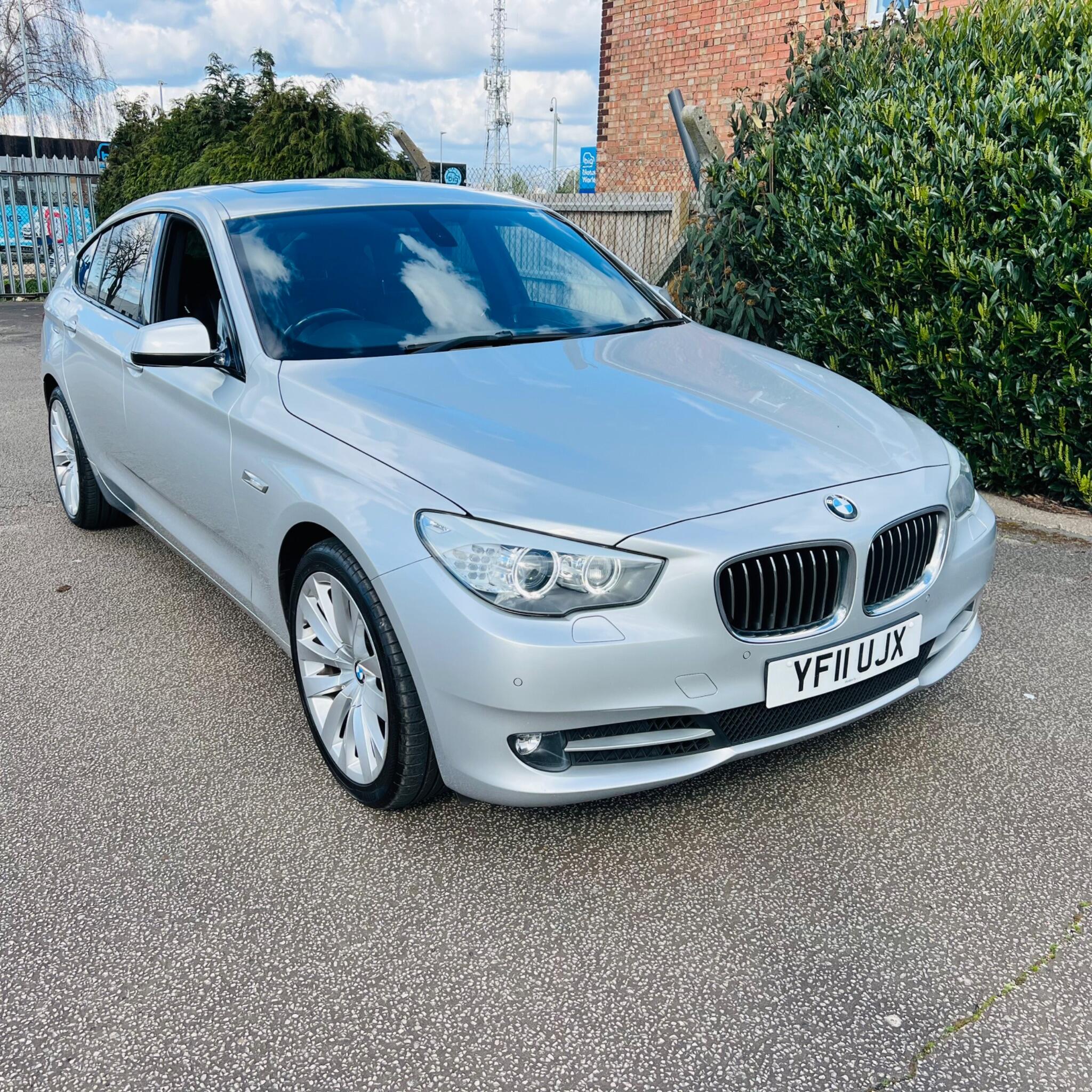 BMW 5 Series view 4