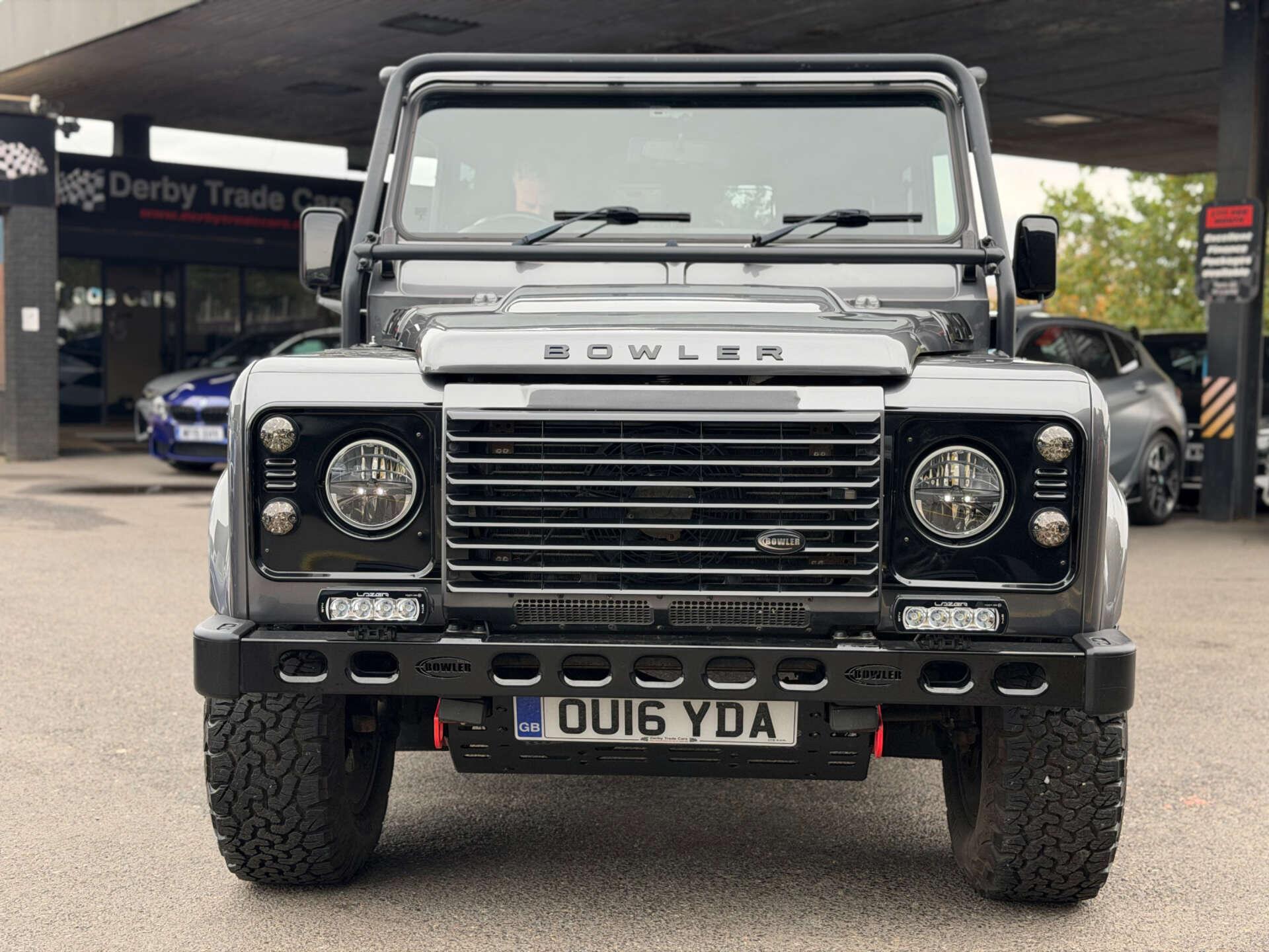 Land Rover Defender 110 view 5