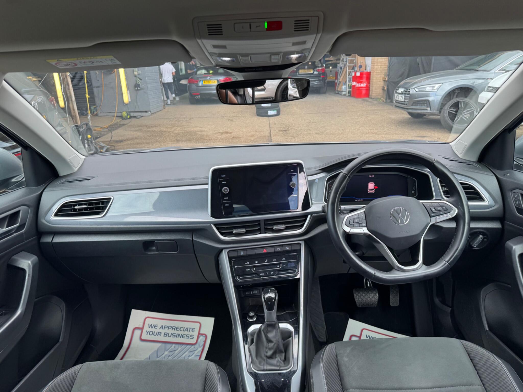 Volkswagen T-Roc view 11