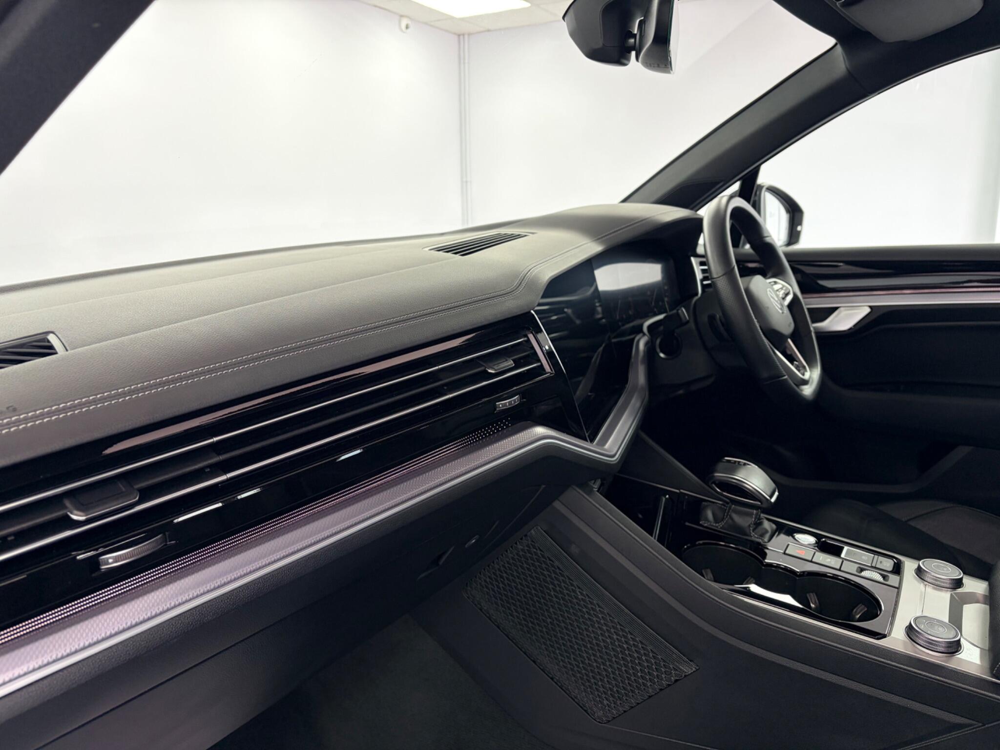 Volkswagen Touareg view 10