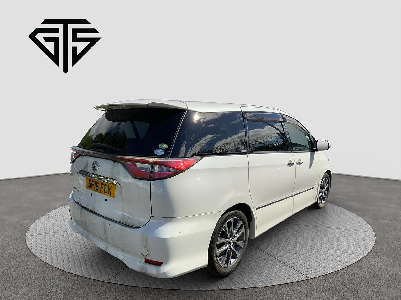 Toyota Estima view 3