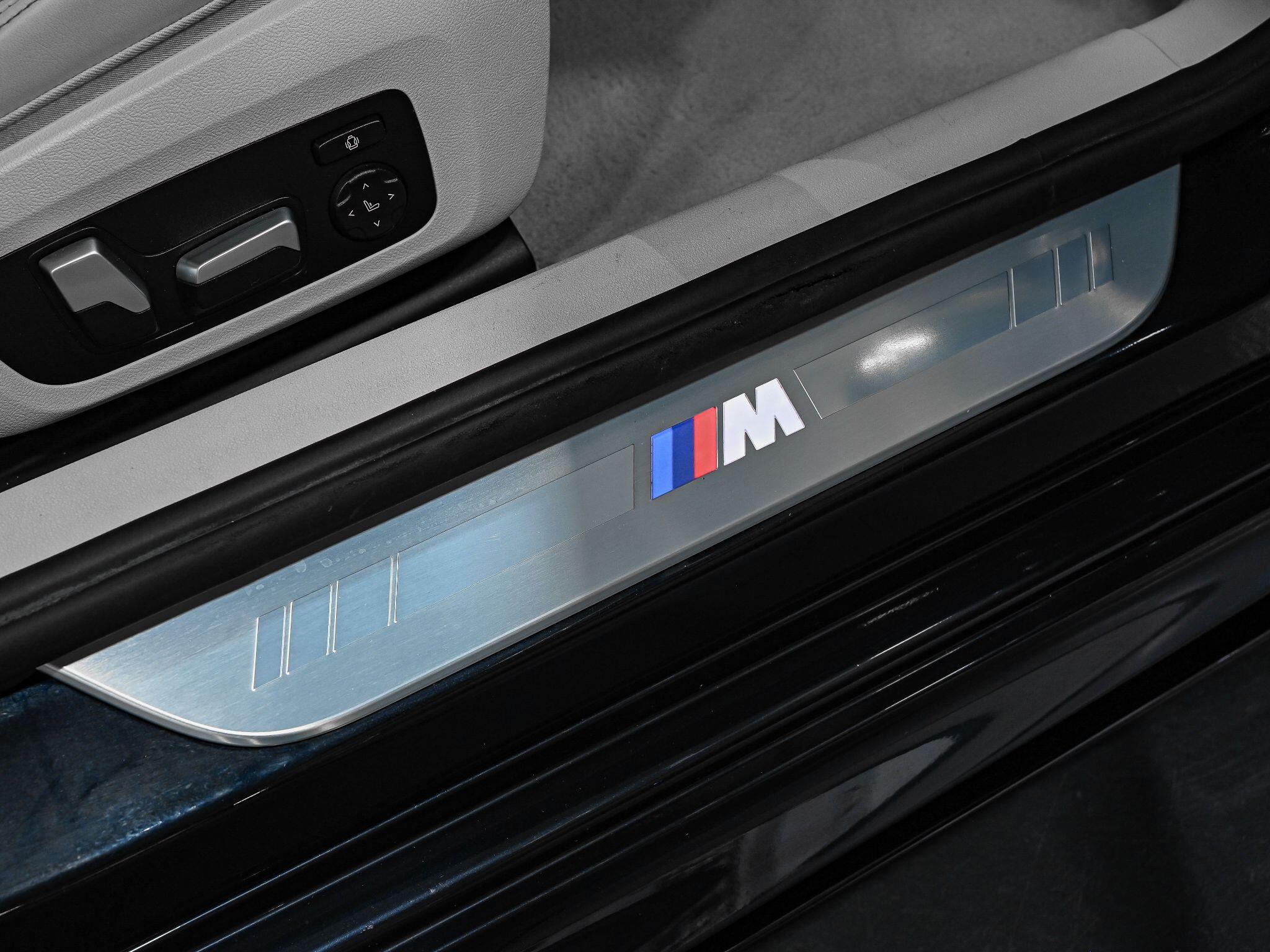 BMW 8 Series view 28