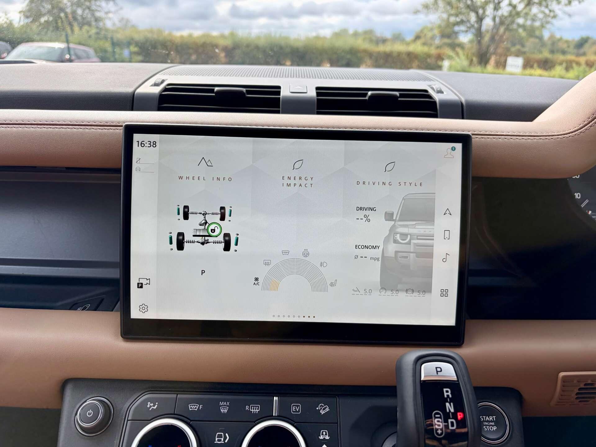 Land Rover Defender 110 view 52