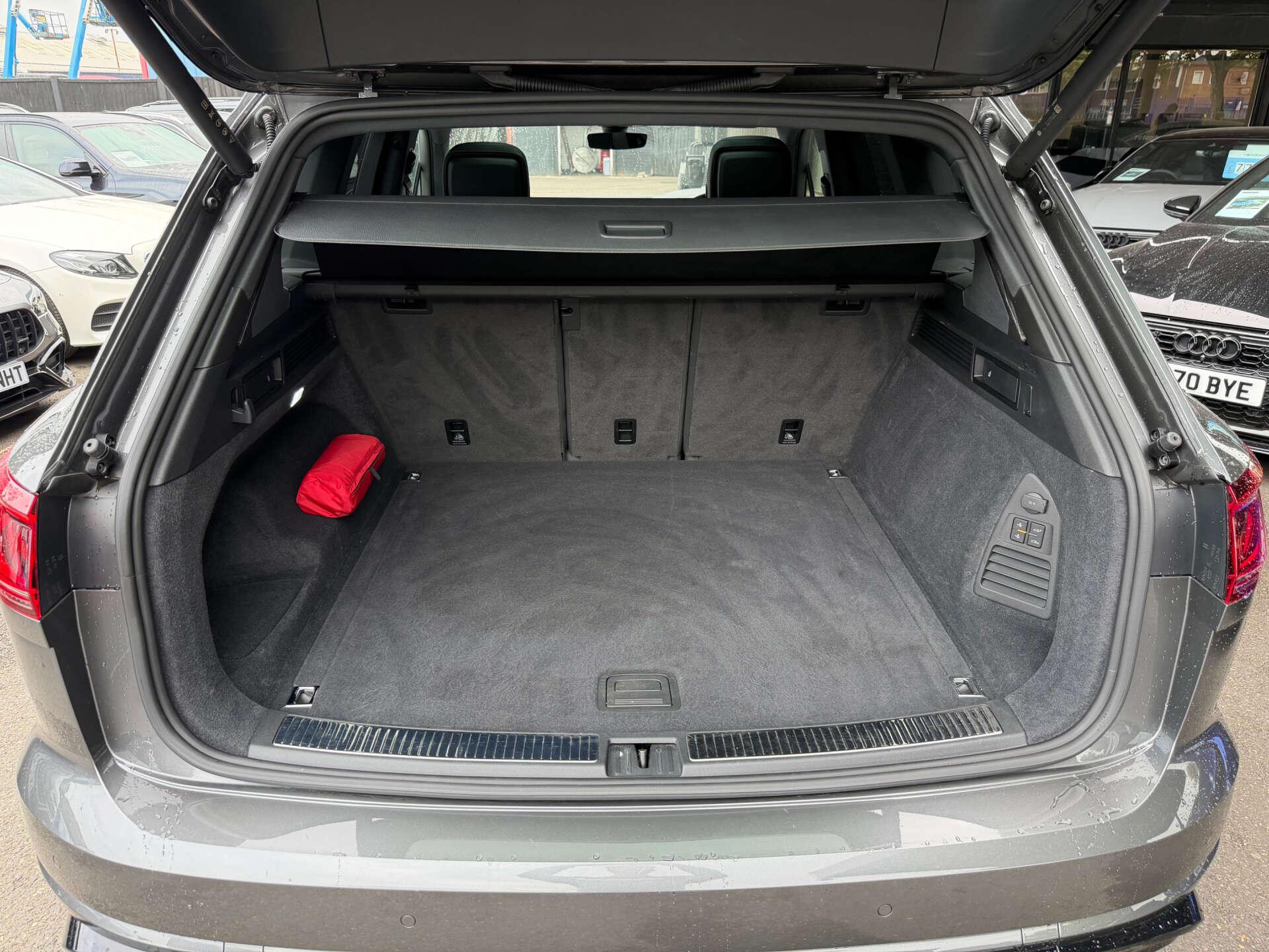Volkswagen Touareg view 22